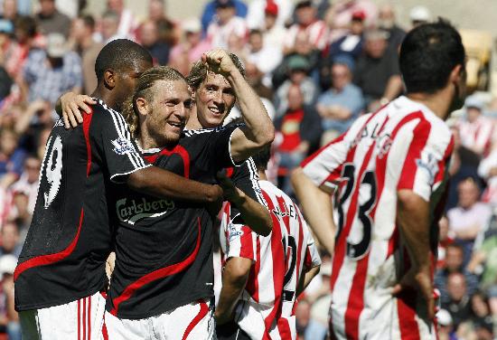 劳塔罗飞铲罗伯逊染黄，国米战利物浦上半场13分钟现争议