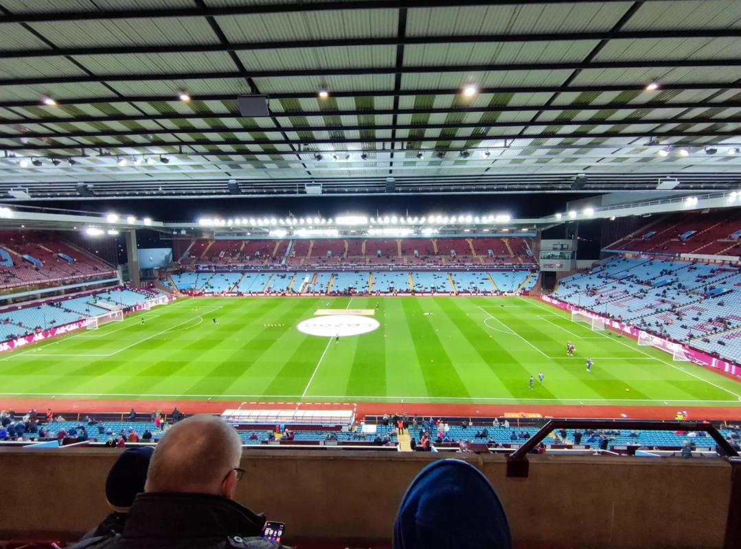 官方：鸟栖砂岩与主帅小菊昭雄续约至26／27赛季结束